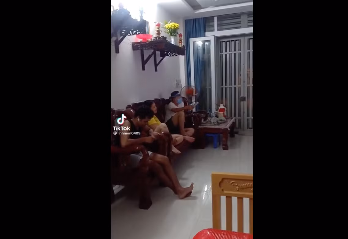 Sau khi đăng tải lên MXH, hình ảnh hài hước người bố thực hiện nghiêm túc quy tắc 5K mùa dịch đều nhận lời khen từ cư dân mạng.
