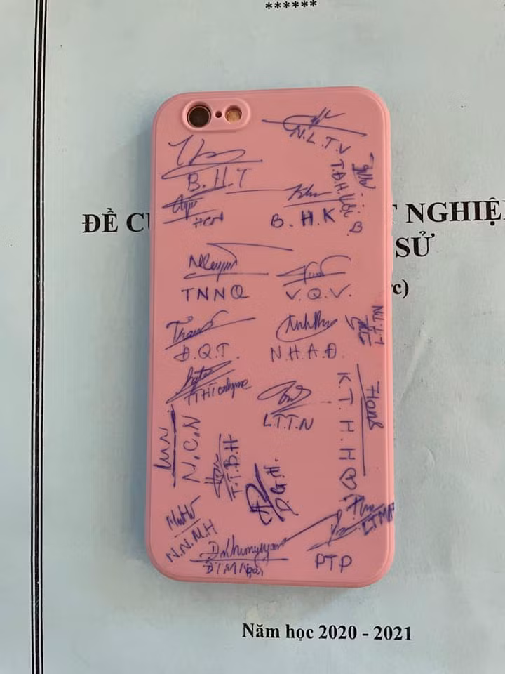 Lưu bút là một gia tài về thời học sinh của mội người, để bất kỳ khi nào thấy nhớ lũ bạn, chúng ta lại mang ra xem và mỉm cười. Ảnh: Facebook