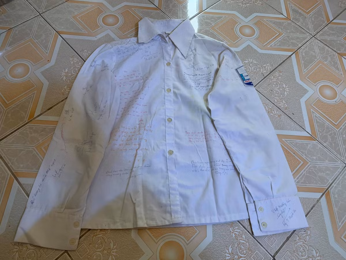 Dù những nét lưu bút ghi trên tà áo rồi sẽ phai nhòa theo thời gian, nhưng những kỷ niệm, hình ảnh của thời khắc này sẽ làm nên những ký ức đẹp của thời học sinh. Ảnh: Facebook