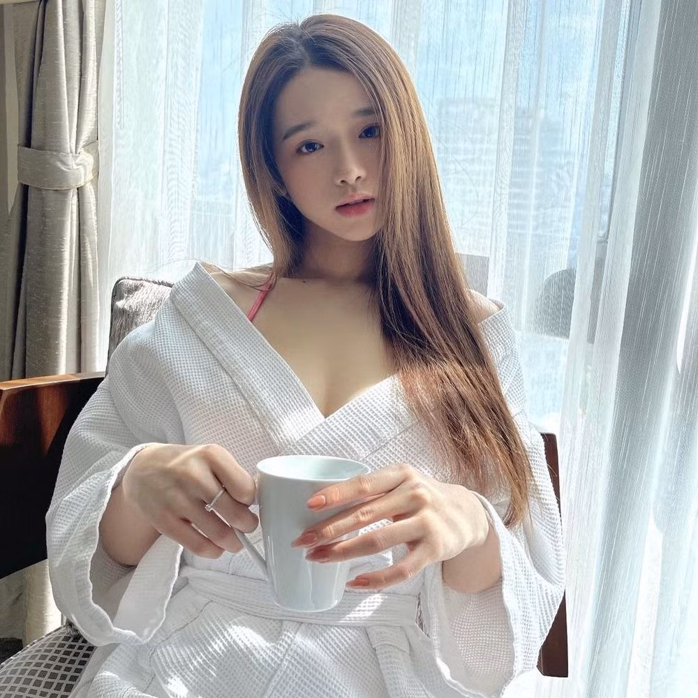 Thậm chí, Linh Ka dù chỉ mới ít tuổi nhưng đã tỏ ra là một người trẻ biết hưởng thụ. Cô nàng liên tục sở hữu bộ sưu tập túi của các thương hiệu lớn như Dior, Chanel, Louis Vuitton…
