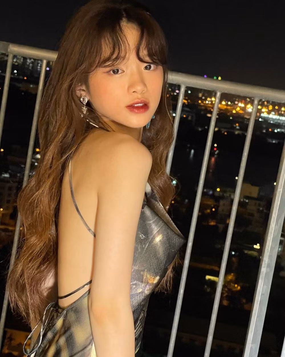 Trong ảnh, Linh Ka diện chiếc váy ngắn có những đường cắt cúp táo bạo cùng gương mặt được trang điểm kĩ càng.