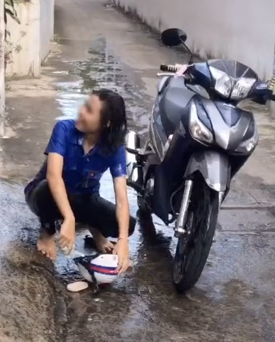 Theo nội dung đoạn clip, cô gái trên là một tình nguyện viên tham gia vào công tác phòng chống dịch của thành phố. Sau một thời gian hoạt động, cô gái trở về nhà.