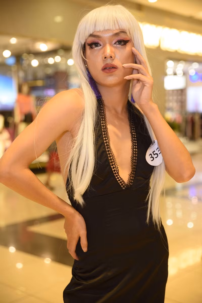 Chính những hành động và bất chấp để nổi tiếng khiến nhiều người đưa Phạm Thoại vào danh sách hiện tượng mạng, nhận về không ít chỉ trích.