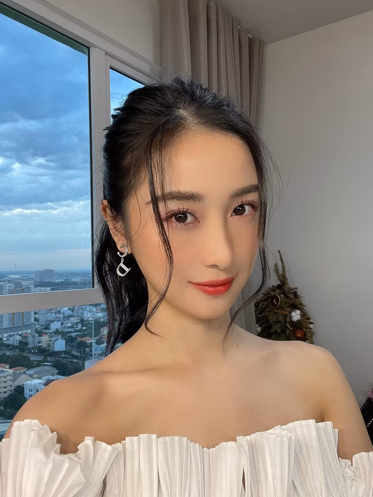 Jun Vũ giờ đây thường xuyên theo đuổi phong cách thời trang gợi cảm, đăng tải nhiều hình ảnh "đốt mắt" fan.