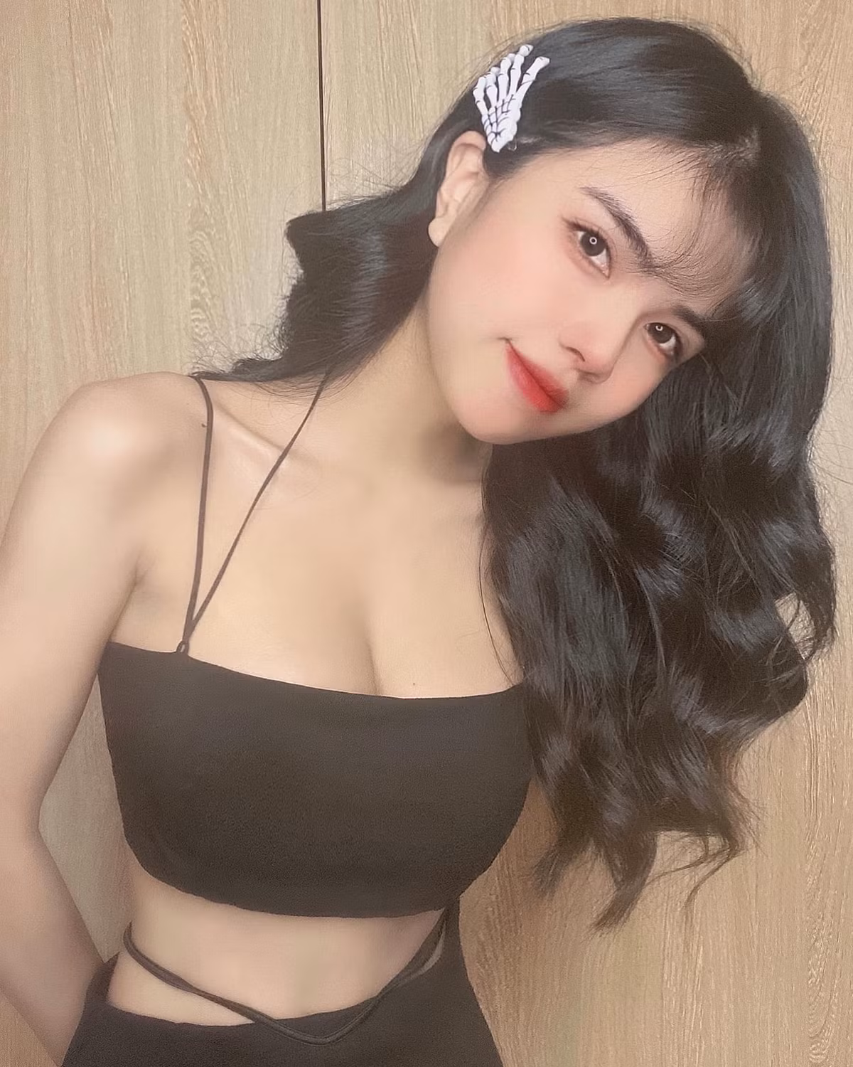 Mai Dora tên thật là Trương Vũ Quỳnh Mai, sinh năm 1995, quê Đà Lạt. Quỳnh Mai là nữ streamer mới nổi gây chú ý trên MXH nhờ sở hữu thân hình quyến rũ.
