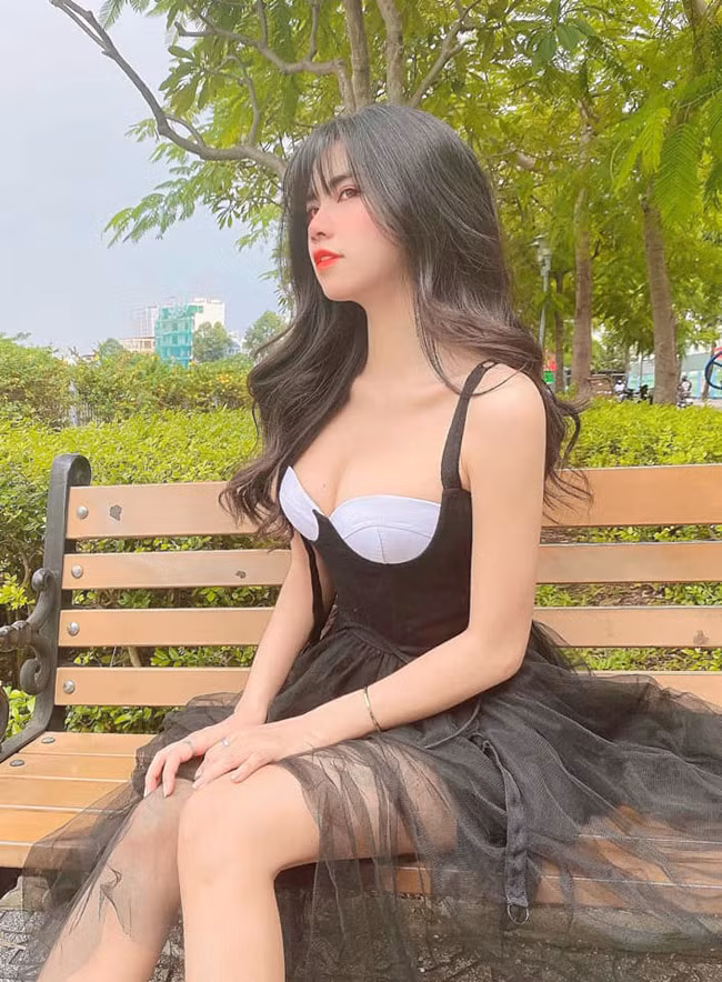 Năm nay 26 tuổi nhưng nữ streamer vẫn sở hữu vẻ ngoài xinh xắn, đáng yêu và trẻ trung hơn hẳn tuổi thật.