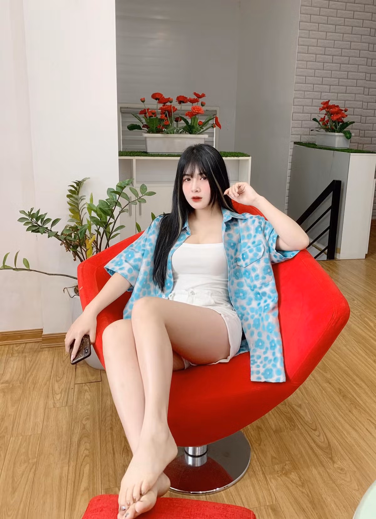 Những lời chia sẻ của Quỳnh Alee được fan ủng hộ nhiệt tình, họ cho rằng cô vô cùng mạnh mẽ khi đã tự tin vượt qua được những lời lẽ tiêu cực đó.