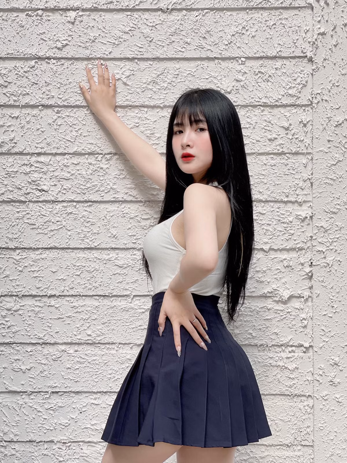 Thế nhưng, bỏ qua những áp lực tiêu cực từ cư dân mạng, Quỳnh Alee thẳng thắn đáp trả rằng vòng 1 của cô là một lợi thế, cô nàng tự tin về điều đó.