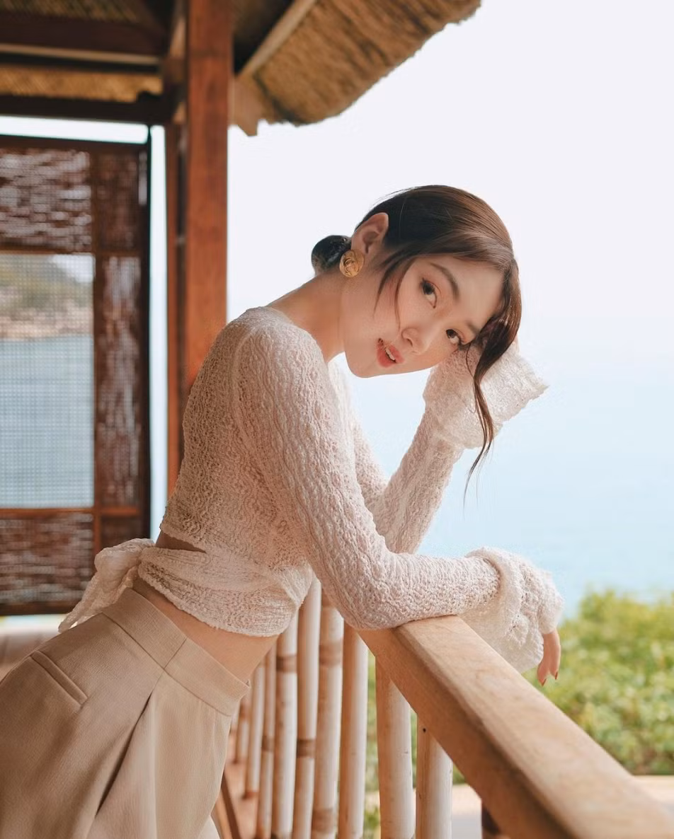 Chloe Nguyễn cũng cho biết, fan thường lầm tưởng cô nàng học ngành Kinh tế Tài chính. Nhưng thực chất Chloe đã chuyển sang ngành Digital Marketing từ lâu rồi.