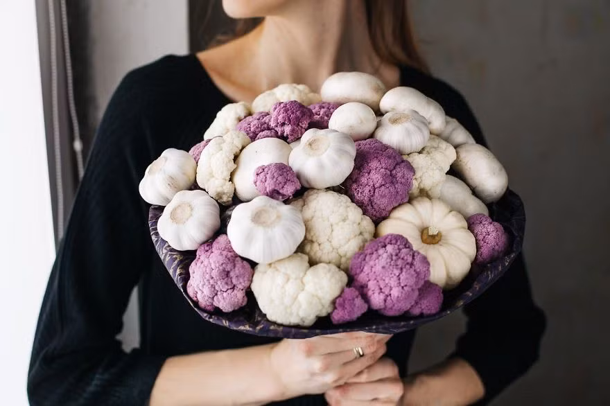 Bó hoa độc đáo với súp lơ trắng, tím, tỏi và bí trắng..