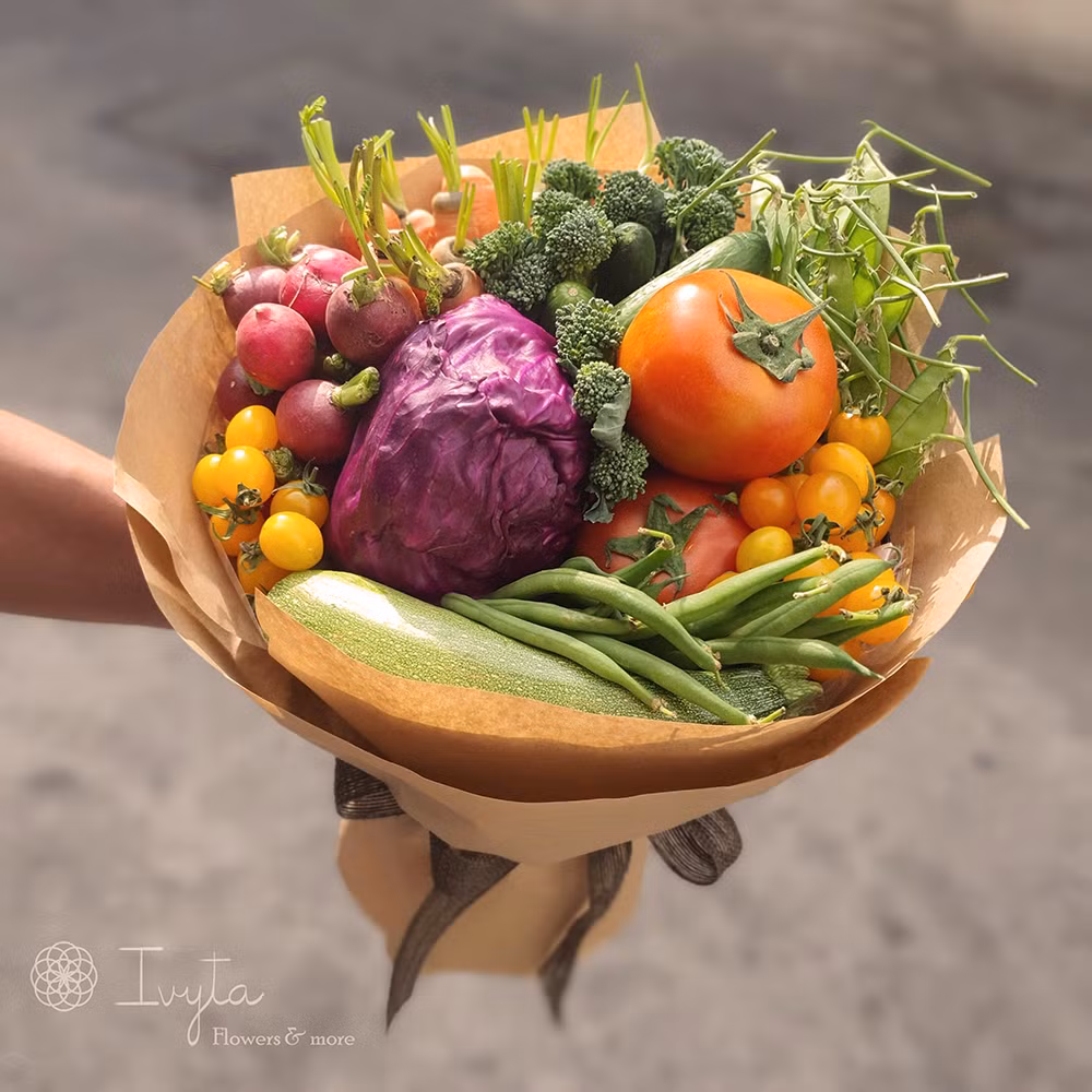 Những bó hoa rau, củ, quả này không chỉ có màu sắc tươi tắn, mà đây còn là những thực phẩm quen thuộc trong mỗi bữa ăn hàng ngày và mang lại nhiều giá trị dinh dưỡng cho người thưởng thức. Ảnh: Tổng hợp