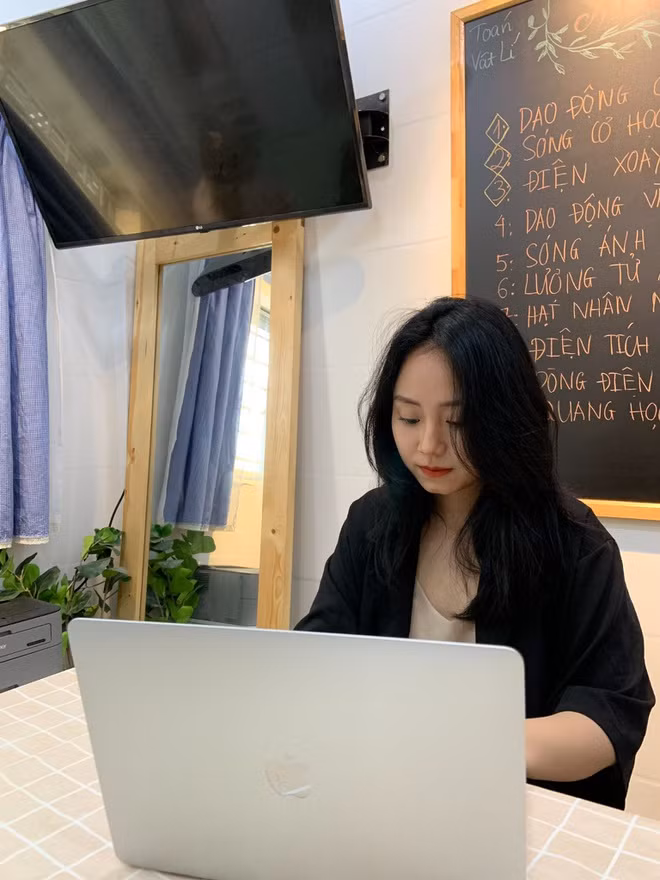 Đứng trước nghi vấn trên, Minh Thu đã lên tiếng khẳng định thẳng thắn cho biết mình chưa tốt nghiệp ĐH Sư phạm, cô cũng chưa từng nói rằng mình đã tốt nghiệp trên các phương tiện truyền thông.