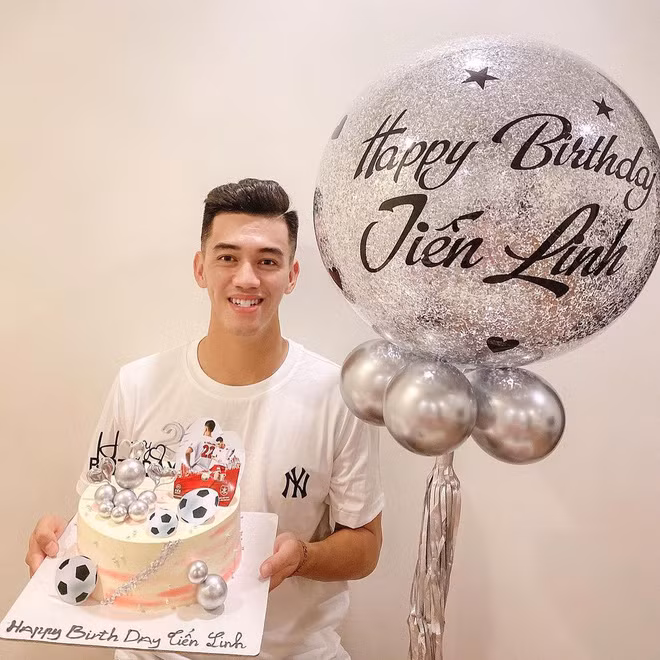Nguyễn Tiến Linh hiện là một cầu thủ bóng đá chuyên nghiệp đang thi đấu ở vị trí tiền đạo cho câu lạc bộ Becamex Bình Dương và đội tuyển quốc gia Việt Nam.