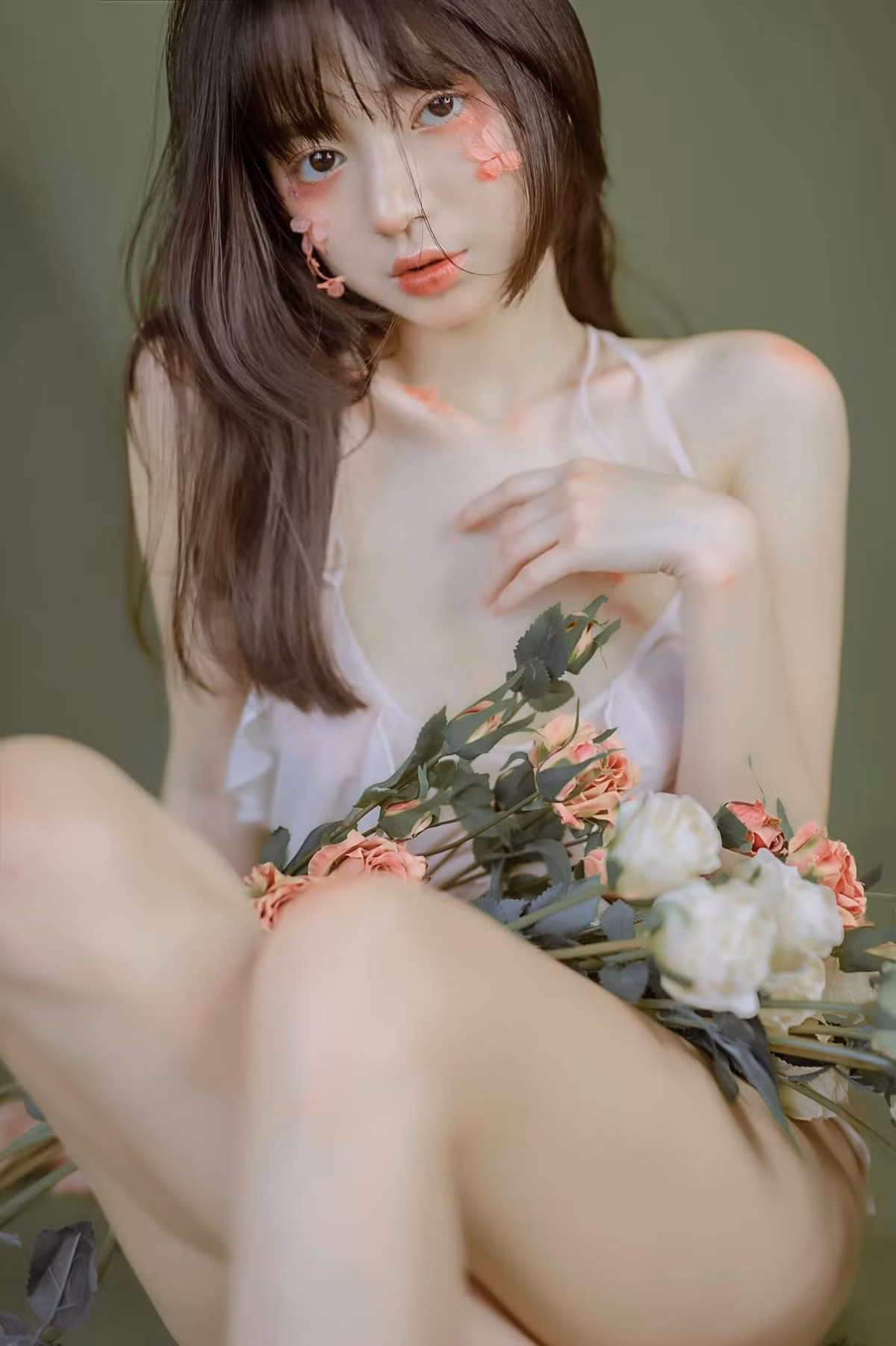 Vì xây dựng hình ảnh theo hướng hở bạo nên cô gái Hải Phòng nhận phải khá nhiều ý kiến trái chiều, trong đó có cả ý những nhận xét khiếm nhã.