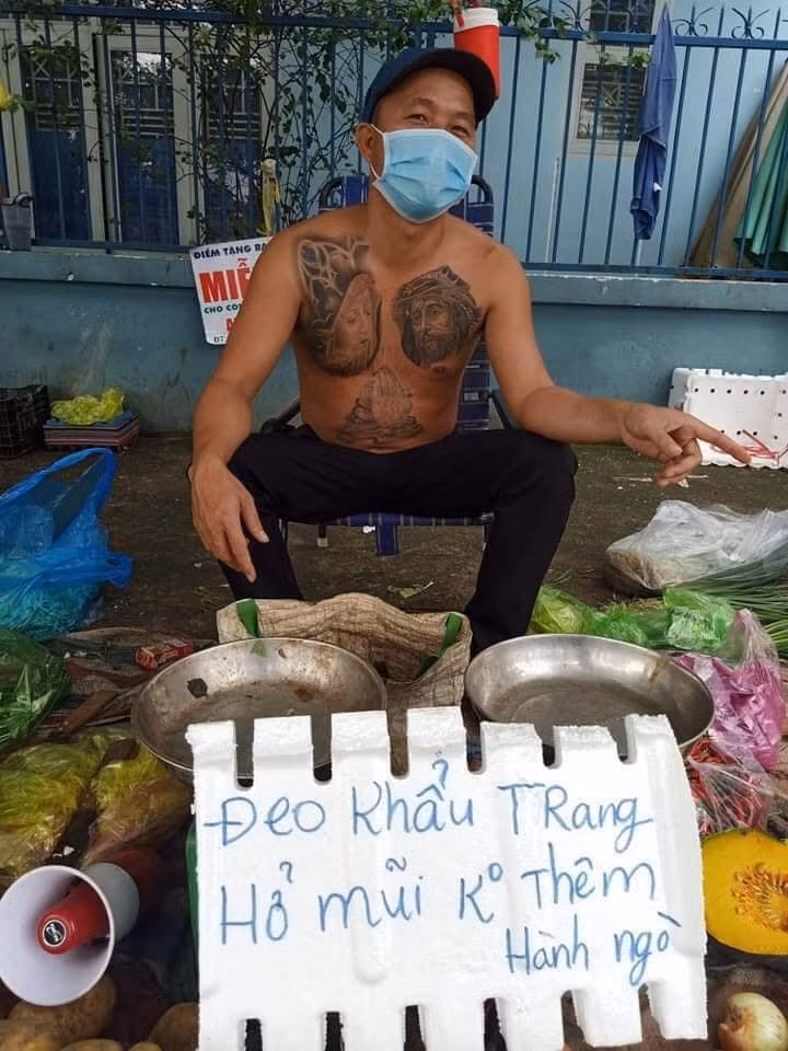 Hình ảnh người đàn ông xăm trổ bán hàng được cư dân mạng ở khắp nơi chia sẻ rầm rộ bởi sự hài hước. Được biết, anh Minh bán rau ở ngã tư bồn nước, gần khu công nghiệp Biên Hòa 1 (Đồng Nai). Ảnh: Tổng hợp