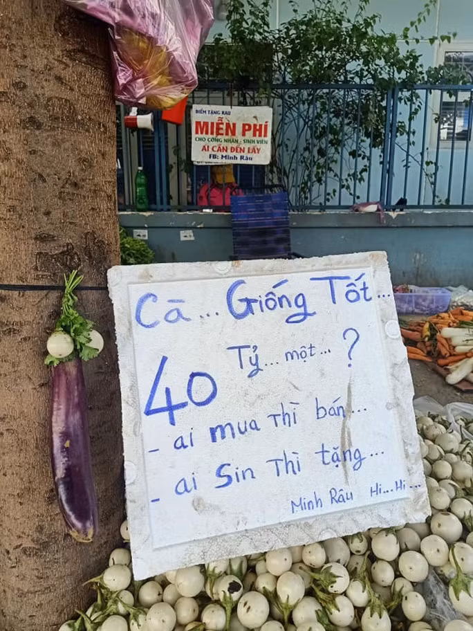Không chỉ gây chú ý bởi nội dung bán rau thú vị, anh Minh Râu còn khiến mọi người cảm phục bởi tấm lòng nhân ái.