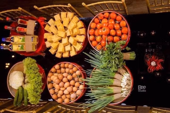 Vẫn biết trước giờ những tráp đám hỏi của nhà trai luôn đầy đủ rượu, chè, bánh mắt, trái cây, trầu cau, bánh su sê các loại. Nhưng trong mùa dịch COVID-19, đây mới là những thứ mà nhà gái mong muốn.