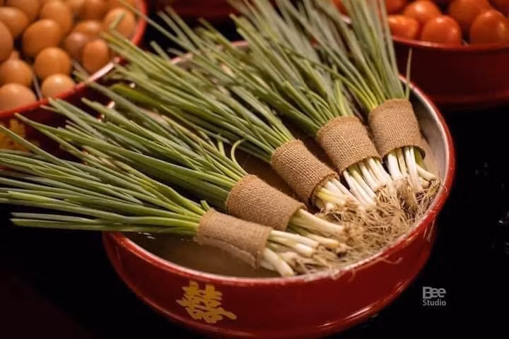 Bộ ảnh sính lễ ngày cưới này khiến nhiều người thích thú vì thứ quà "thách cưới" không phải phong bì, tiền, vật chất hay thứ gì cao sang.