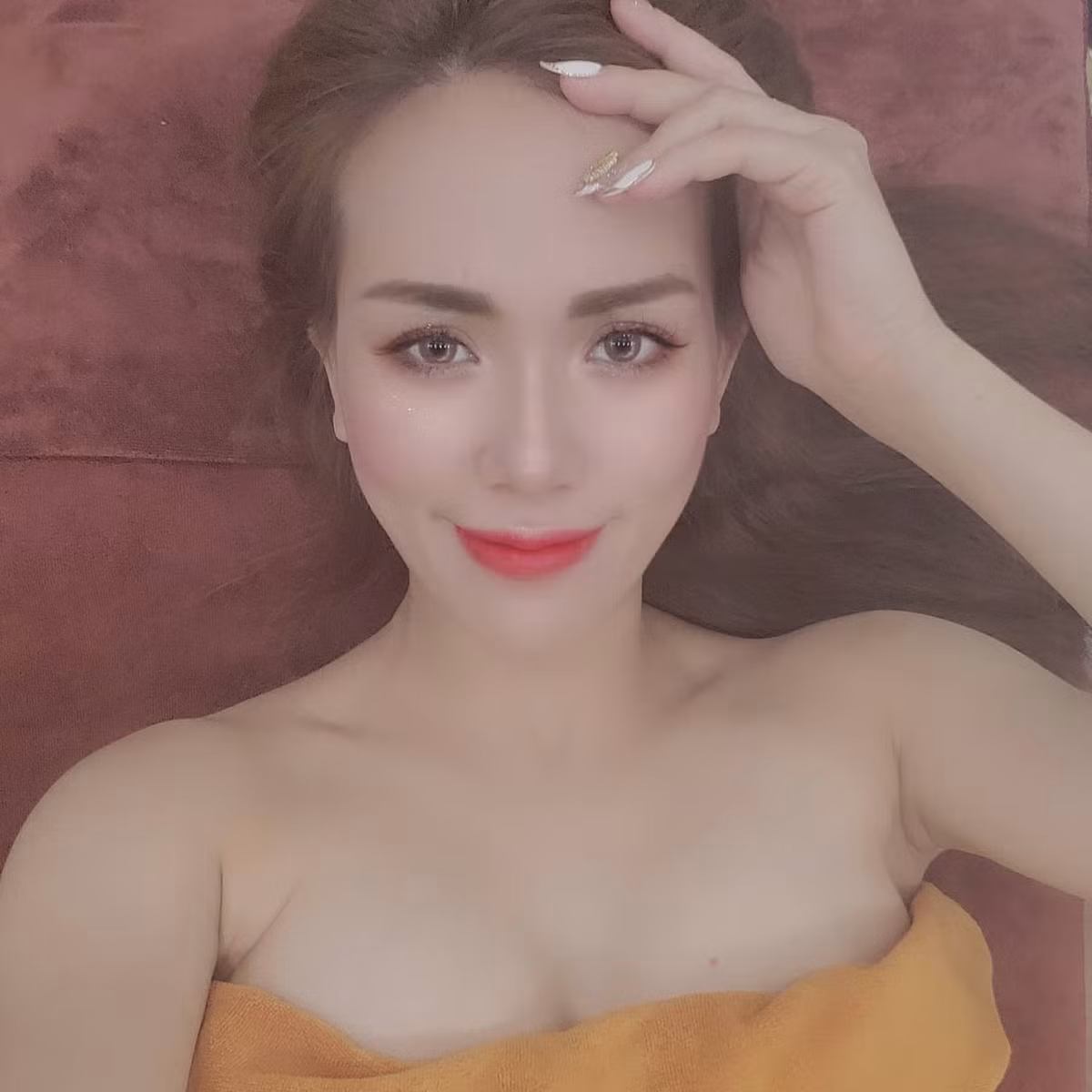 Bà mẹ hai con khiến không ít người ngưỡng mộ bởi nhan sắc và vóc dáng thon gọn, xinh đẹp.