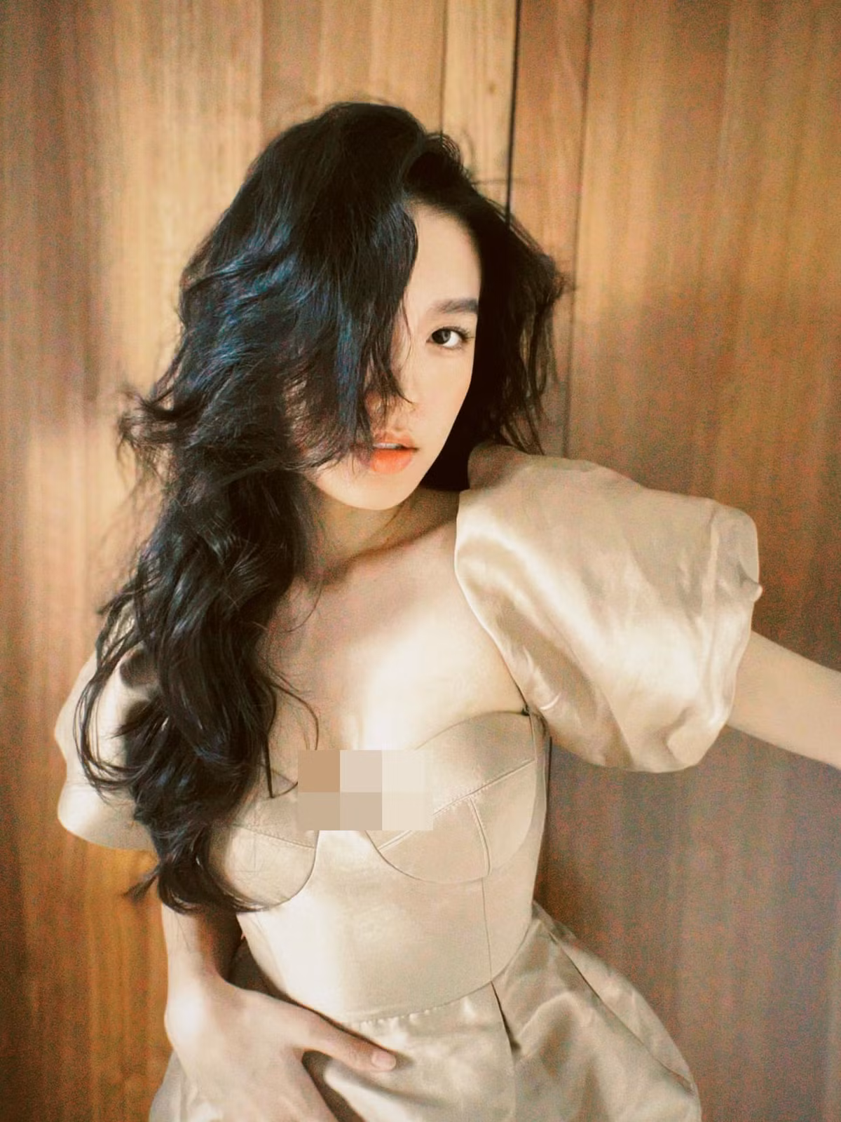 Kèm với loạt ảnh, Doãn Hải My còn rắc "thính" rợp trời: "Đôi mắt kẻ si tình/ Khẽ nhìn kẻ tình si". Phải thừa nhận nhan sắc của cô nàng ngày càng thăng hạng.