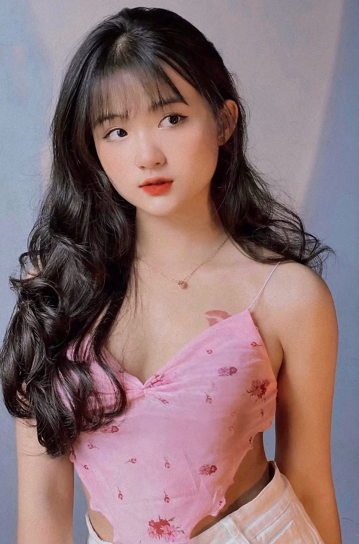 Dù đang là học sinh cấp ba, gái xinh Gen Z này đã mong muốn tự lập khi tự tìm kiếm cho mình cơ hội để làm người mẫu ảnh, thỉnh thoảng quảng cáo một vài sản phẩm tốt để trang trải thêm cho cuộc sống.