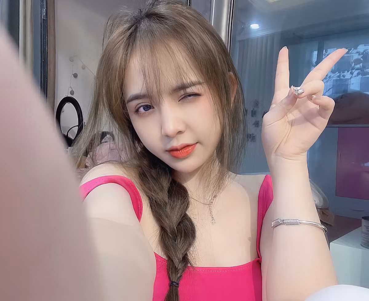 Huyền Châu hiện là sinh viên ngành Quản trị Kinh doanh của trường Đại học Kinh doanh và Công nghệ Hà Nội.