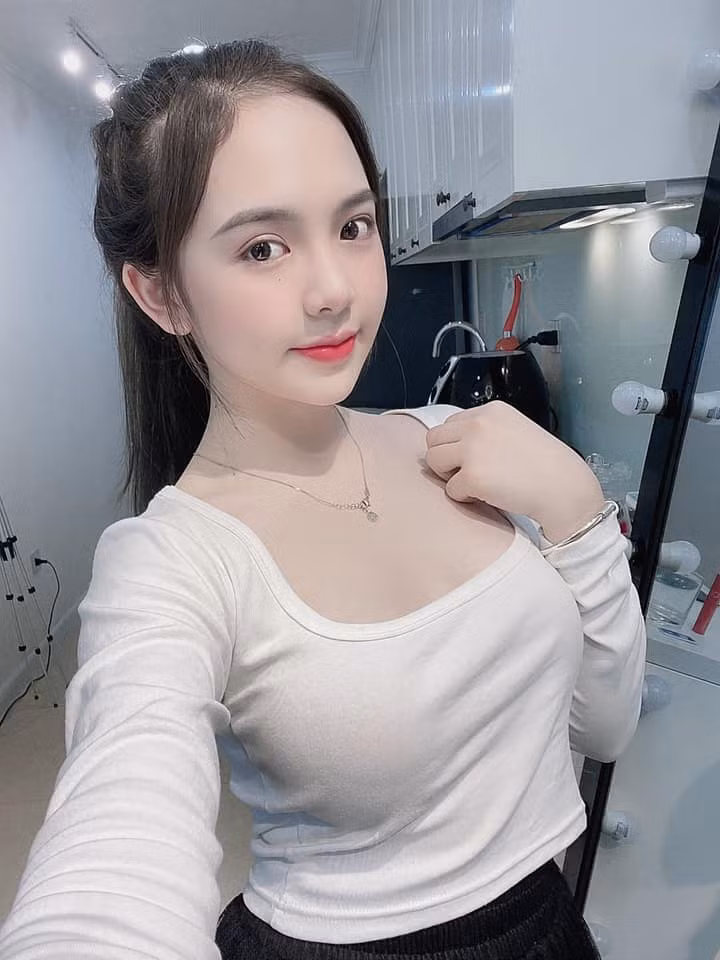 Hiện tại, Huyền Châu đang sở hữu hơn 140 ngàn lượt theo dõi. 10X thường xuyên cập nhật các khoảnh khắc thường ngày và bí quyết làm đẹp.