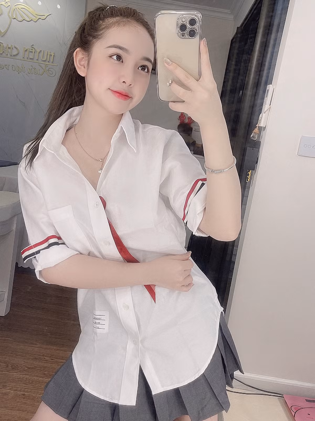 Trên trang cá nhân, cô nàng thường xuyên chia sẻ bí quyết chăm sóc bản thân của mình.