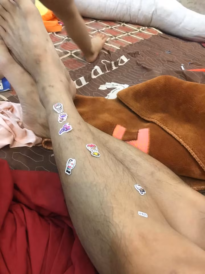Trên MXH đã từng xuất hiện nhiều trường hợp tương tự, khi bố chúng nó trở thành những trang giấy để chúng thoả sức thể hiện tài năng hội hoạ.