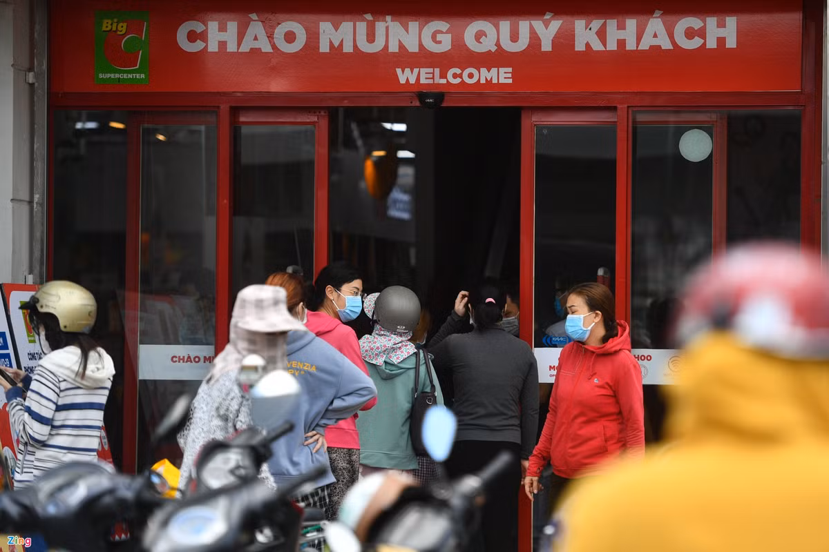 Tình trạng đông đúc cũng xảy ra tại siêu thị Big C Gò Vấp. Theo quản lý siêu thị cho biết, sáng 7/7, cơ sở này đón lượng khách gấp đôi so với những ngày trước, đỉnh điểm là tối ngày 6/7, siêu thị phải dừng tiếp nhận khách do quá đông.