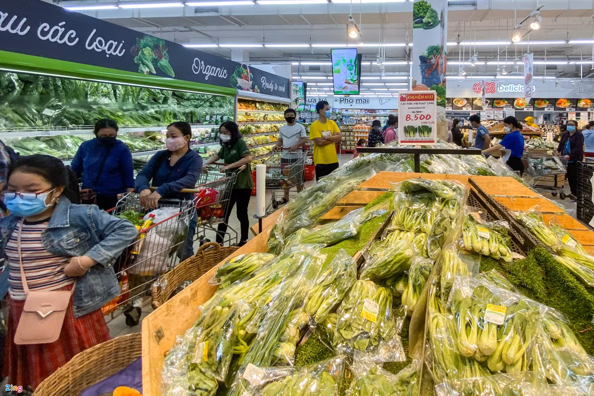 Mặt hàng rau củ bên trong siêu thị này vẫn còn khá nhiều, không xảy ra tình trạng khan hiếm, hết hàng. Người dân xếp hàng giãn cách.