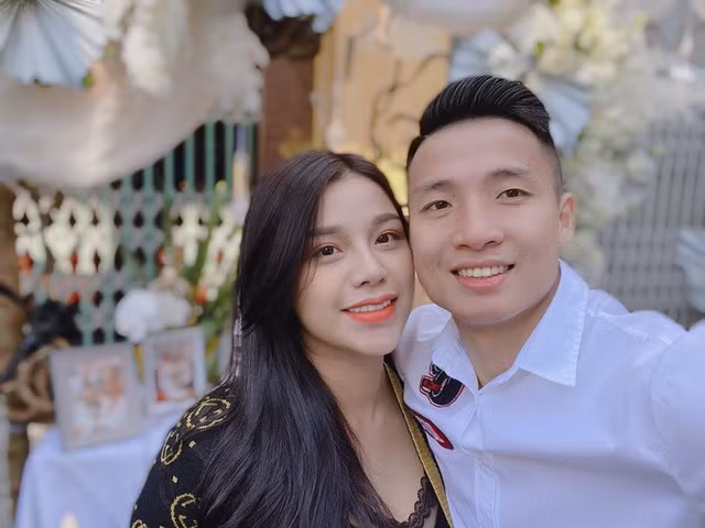 Trải qua không ít sóng gió, cả hai đã làm đám hỏi vào tháng 6/2019 và "về chung một nhà" sau đám cưới hoành tráng hồi tháng 1 vừa qua.