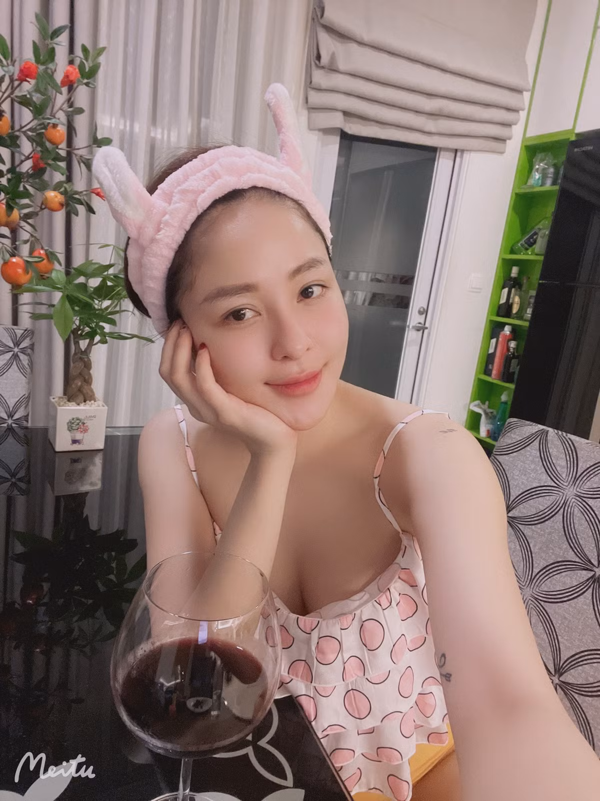 Trên trang cá nhân của mình thời gian gần đây, hot girl Trâm Anh thường xuyên đăng tải nhiều hình ảnh khoe vóc dáng nuột nà, đi kèm với những đoạn clip TikTok ngắn vui nhộn.