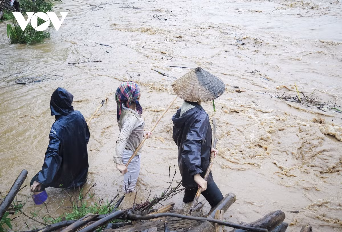 Không riêng trên suối Nậm Mức, tình trạng người dân đánh bắt cá tôm, vớt củi trong suối lũ cũng diễn ra trên địa bàn các xã Núa Ngam, Pa Thơm (huyện Điện Biên).