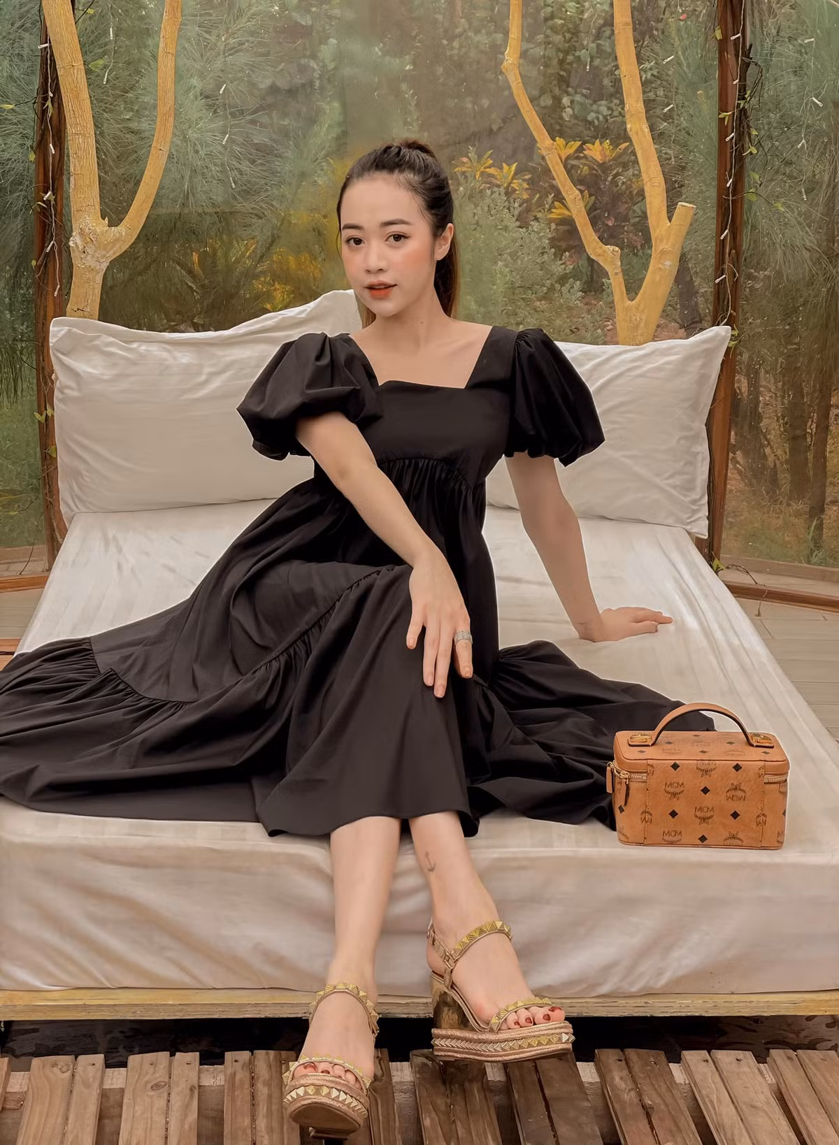 Hiện tại đang là một người mẫu ảnh tự do, Hằng Habi thường xuyên đăng tải những tấm ảnh gợi cảm trên MXH.