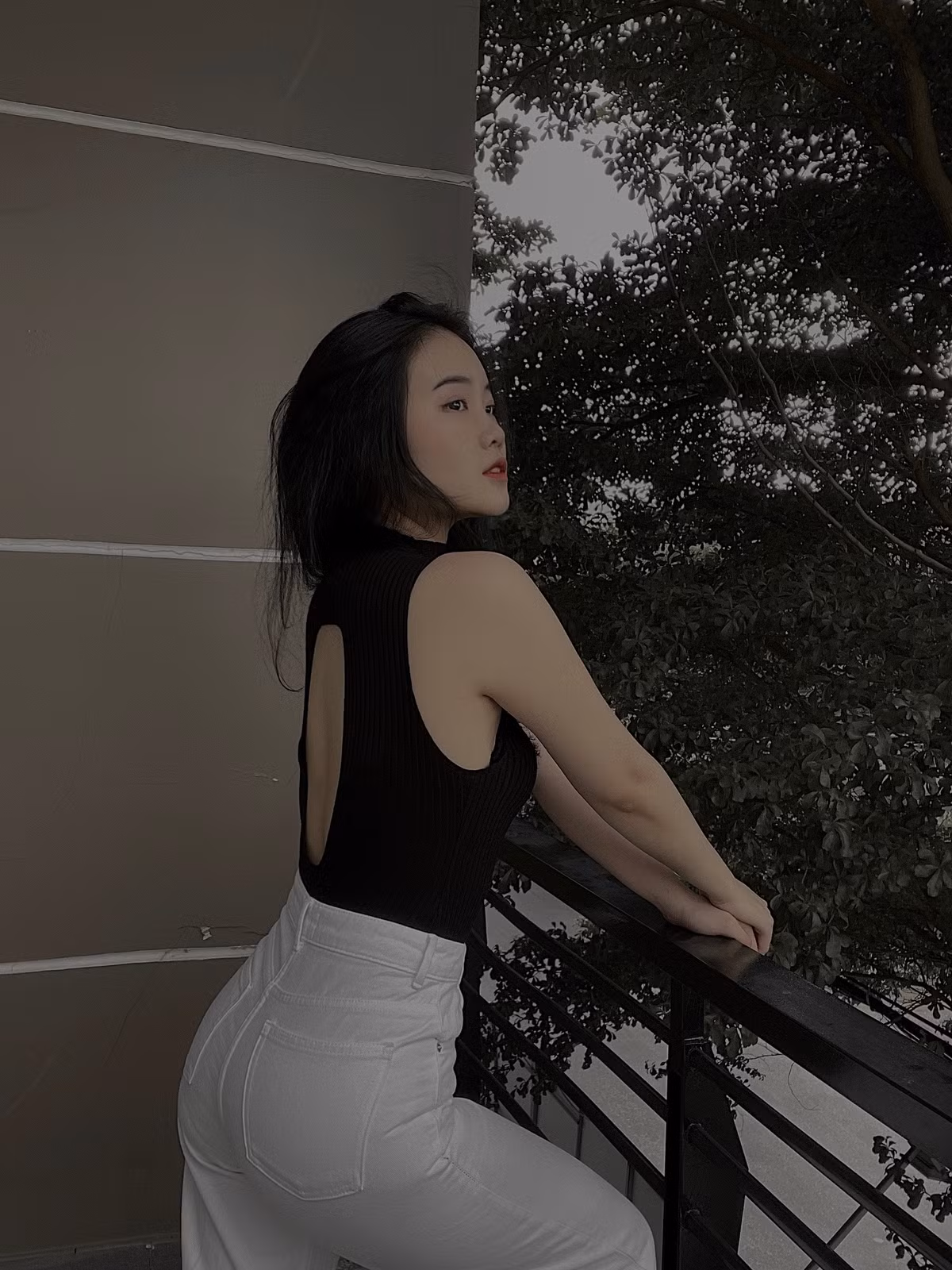 Mới đây, trong loạt hình ảnh mới khoe vóc dáng vô cùng quyến rũ, Hoàng Anh Ốc bất ngờ lọt vào tầm ngắm của cư dân mạng vì những chi tiết khá vô lý.