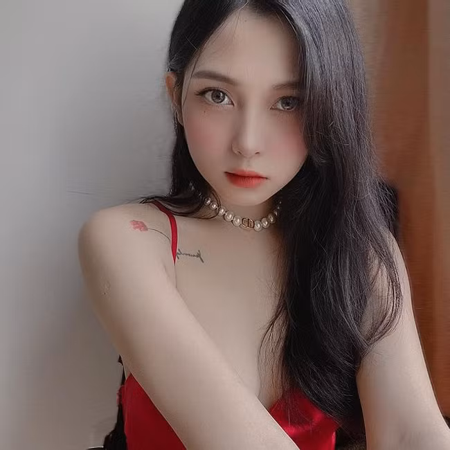 Vì nhan sắc xinh đẹp và gợi cảm mà Khánh Linh gặp khá nhiều rắc rối, theo chia sẻ cô nàng nhiều lần bị người xấu gạ gẫm qua tin nhắn.
