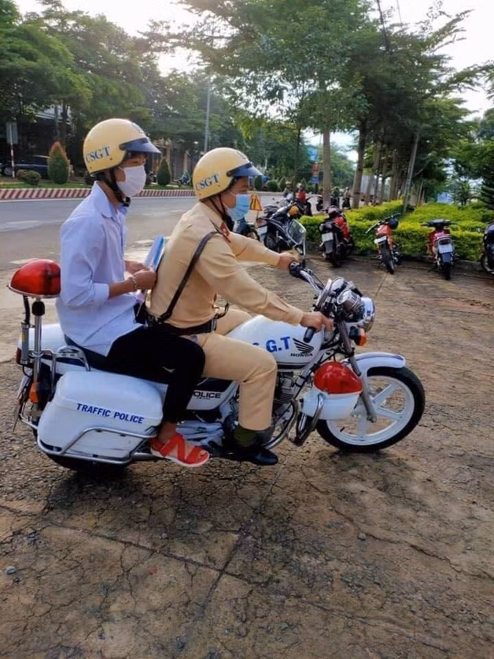 Nhiều cư dân mạng đã thể hiện sự ngưỡng mộ cho hành động đẹp mùa thi của CSGT. Ảnh: Không Sợ Chó