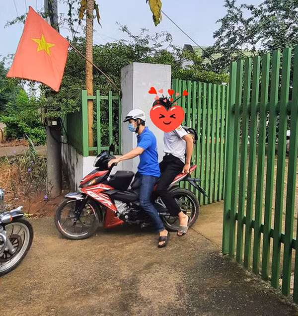 Thí sinh ngủ quên được đón đến điểm thi. Ảnh: Gia đình và pháp luật