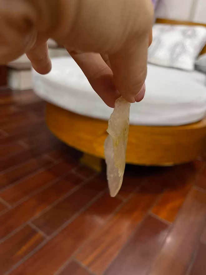 Thậm chí, miếng bánh bột lọc còn mỏng như lá lúa gần như bị "tàng hình" trên cái lá.