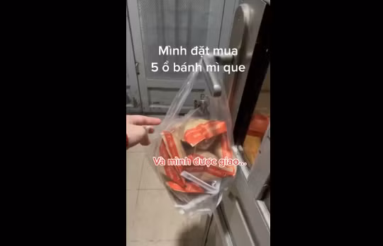 Thế nhưng lúc giao hàng tới, cô rất "sốc" khi nhìn thành phẩm. Dù bọc bánh mì vẫn đủ nguyên vẹn 5 chiếc, tuy nhiên kích cỡ bánh mì que mà cô nghĩ lại to hơn bình thường rất nhiều.