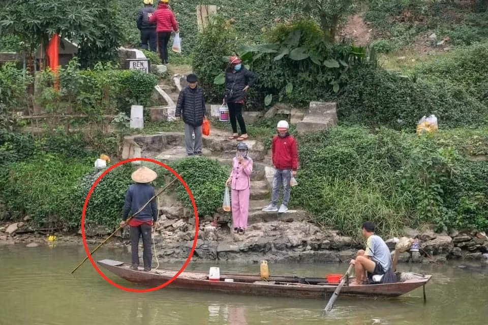 Rồi hình ảnh một người phụ nữ không cam chịu để cá chép đã phóng sinh bị chích điện nên đã vung tay ném cá bay thật xa vượt qua chiếc thuyền.