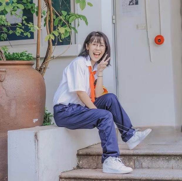 Gu thời trang của nữ Youtuber Hậu Hoàng quanh đi quẩn lại toàn quần jeans, áo thun rộng thùng thình. Thành ra khi chứng kiến cô nàng "lột xác" sang hình ảnh mới là chắc chắn người hâm mộ sẽ phản ứng dữ dội.