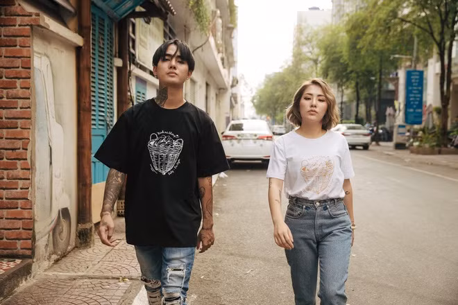 Về phần cô gái được cho là Du Uyên, ngay sau khi nhận phải những cú giáng bất ngờ, cô cũng có động thái phản kháng bằng lời nói, tỏ ra bức xúc với hành động bạo lực.