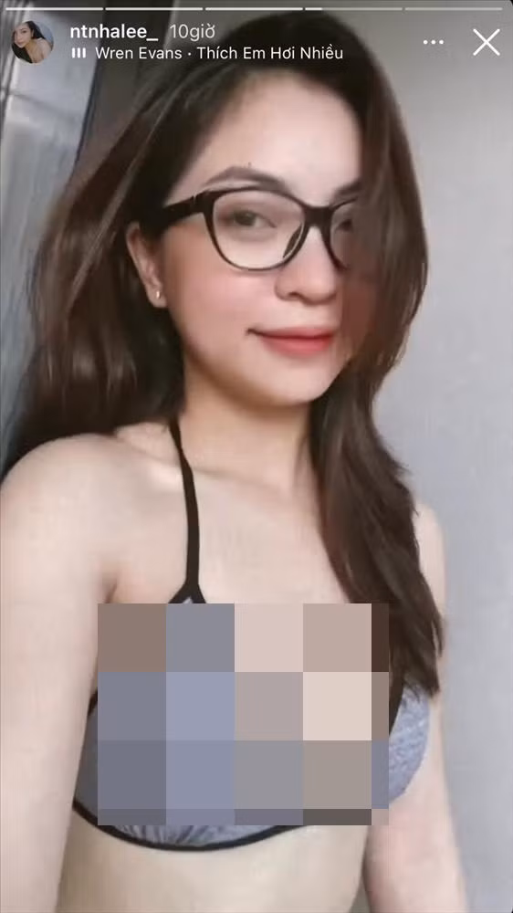 Dù tung ảnh với phong cách hững hờ, không show trọn vóc dáng nhưng thế này cũng đủ để nhiều người phải xuýt xoa về vóc dáng.