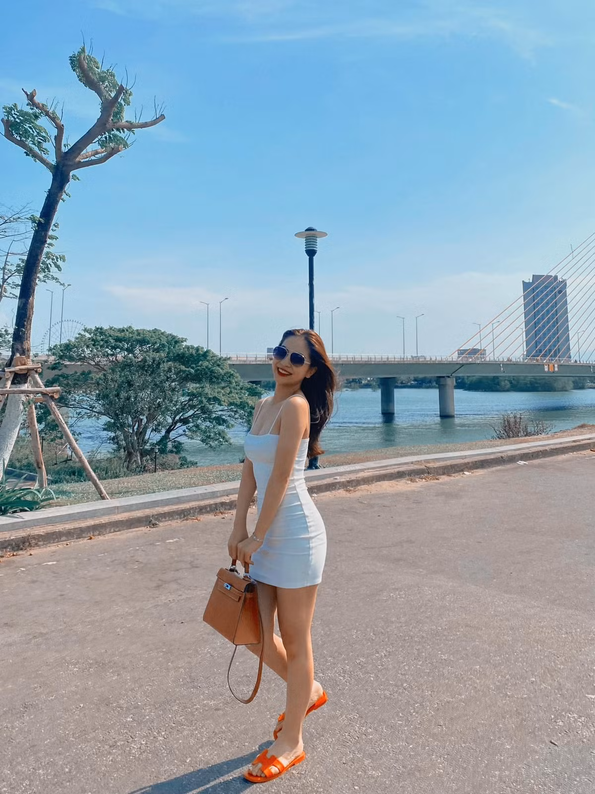 Trên trang cá nhân, cô thường xuyên chia sẻ những bức hình quyến rũ với tâm trạng vui vẻ, yêu đời.