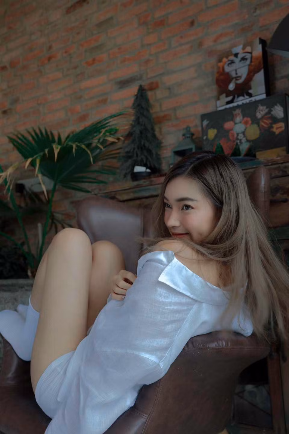 Hình ảnh Châu Bùi gợi cảm mặc bikini không chỉ nổi tiếng trong nước mà còn được báo chí nước ngoài chú ý và ca tụng.