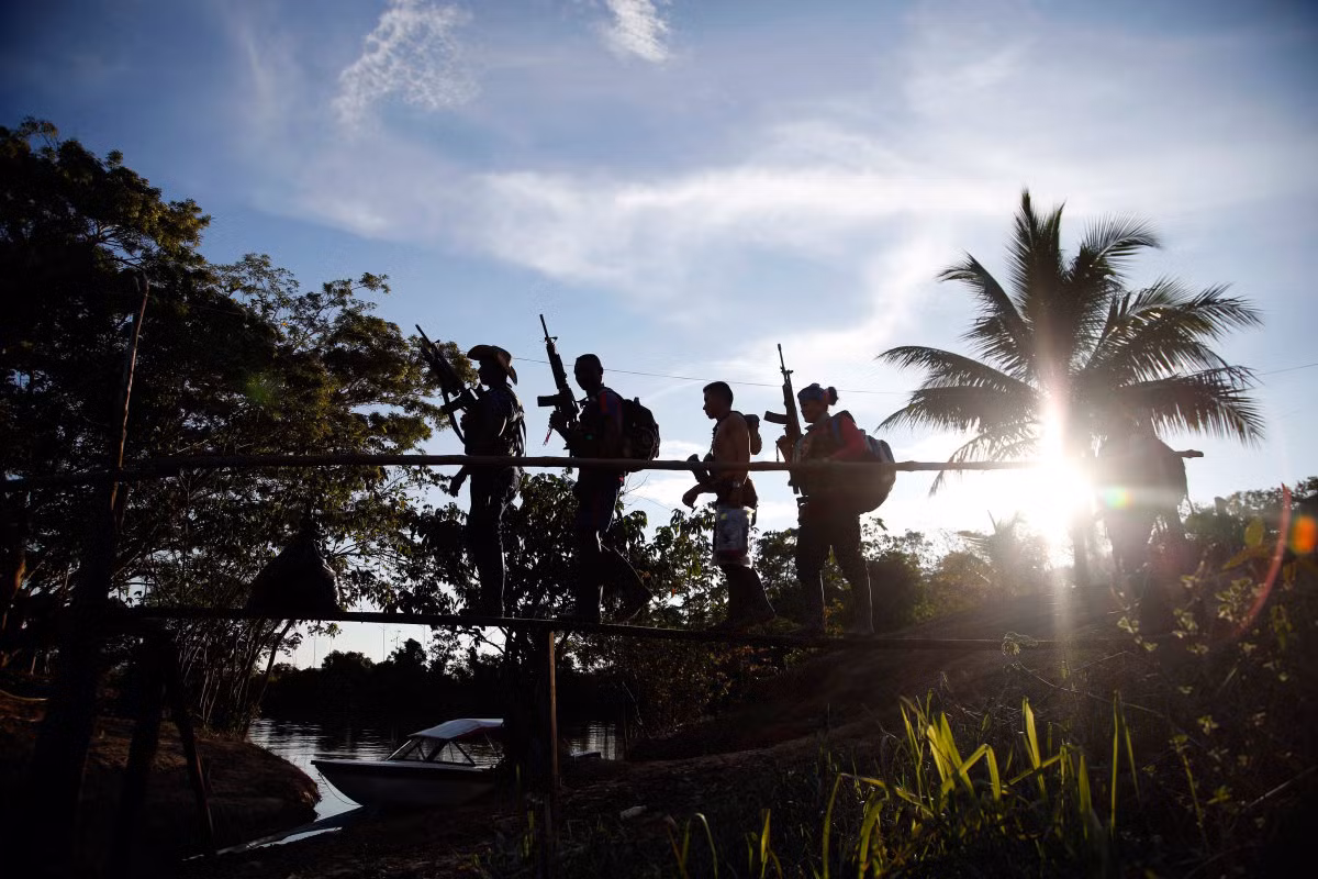 Các thành viên băng qua cây cầu khỉ trong khu rừng rậm miền nam Colombia. Ảnh USN