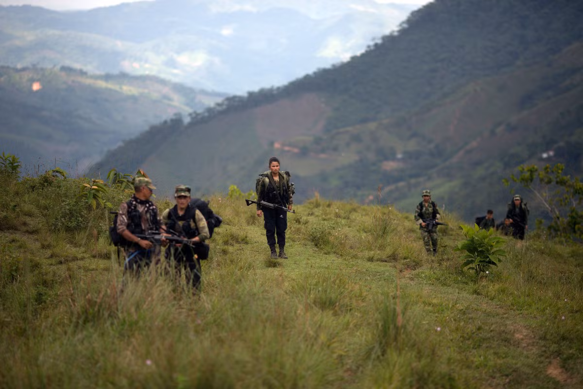 Các thành viên FARC băng rừng để tới đại bản doanh mới dựng. Ảnh USN