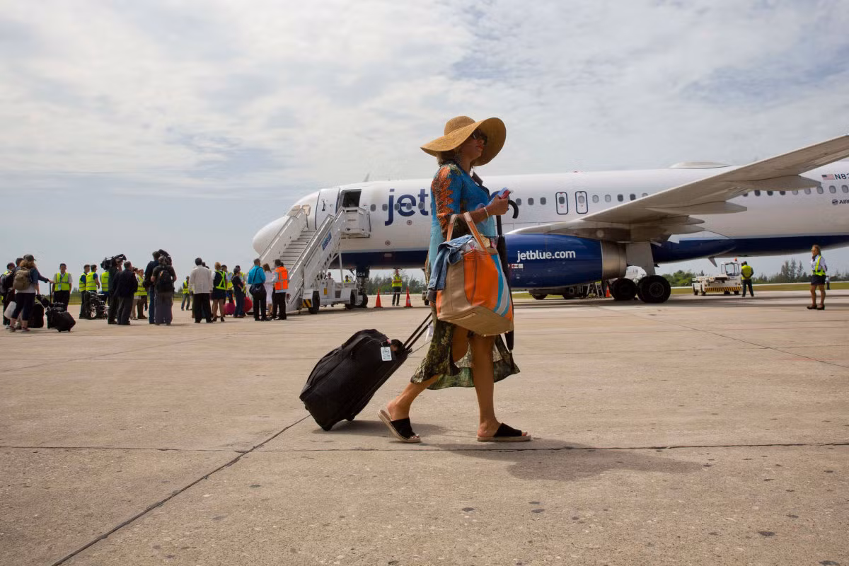 Hành khách đang di chuyển xuống khỏi máy bay hãng JetBlue mang số hiệu chuyến bay 387. Đây là chuyến bay thương mại đầu tiên giữa Mỹ và Cuba trong hơn 1 nửa thế kỷ. Ảnh USN